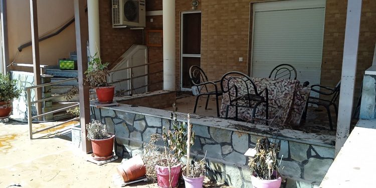 Τρίκαλα: Εθελοντές του ΜοιραΖΩμαι βοηθούν στον καθαρισμό των πλημμυρισμένων σπιτιών-Που να απευθυνθείτε για βοήθεια