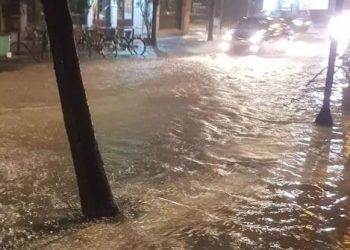 Τρίκαλα: Ποτάμια έγιναν οι δρόμοι μέσα σε λίγα λεπτά