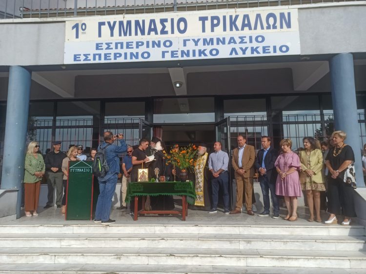 Σε τέσσερα σχολεία για τον Αγιασμό ο Διευθυντής της Δ.Δ.Ε. Τρικάλων