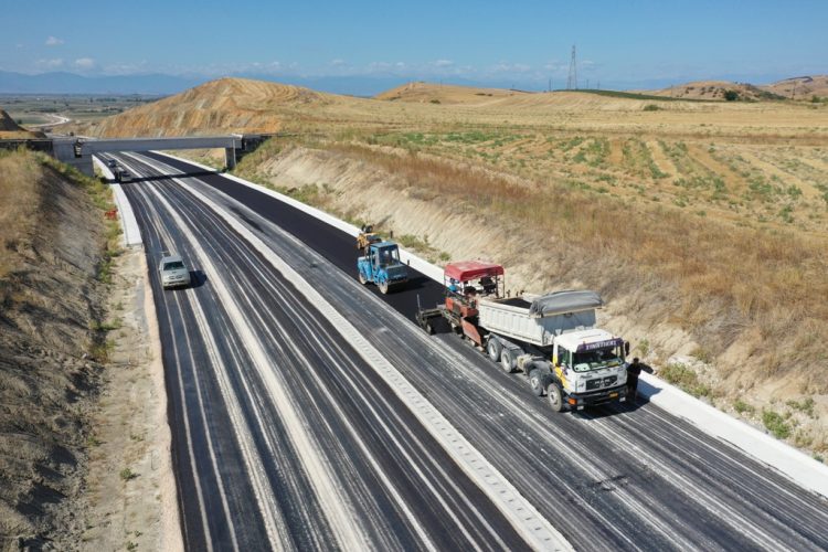 Ασφαλτοστρώνεται ο νέος οδικός άξονας της παράκαμψης Συκεώνα