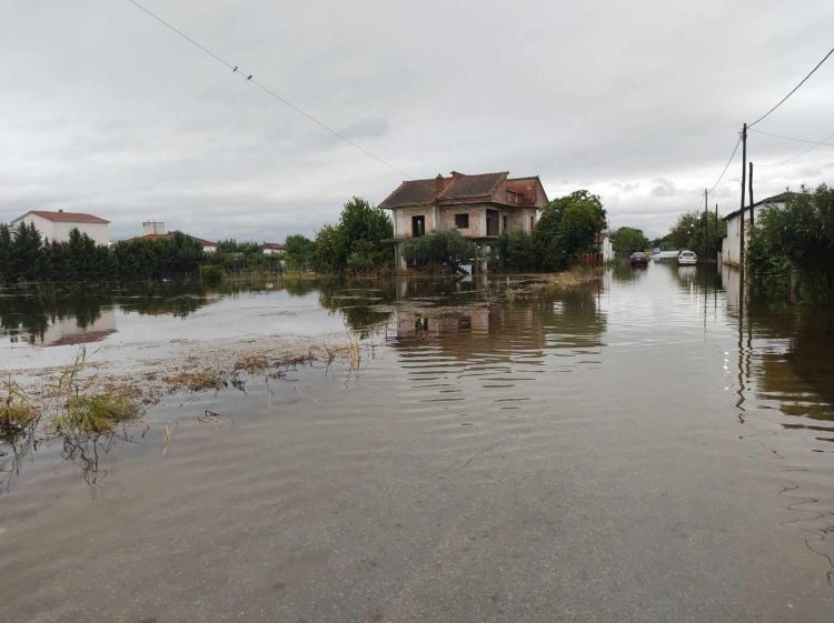 Τεράστιες καταστροφές στα Μεγάλα Καλύβια-Έκκληση κατοίκων για βοήθεια