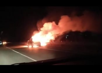 Τρίκαλα: Αυτοκίνητο τυλίχτηκε στις φλόγες (Video)