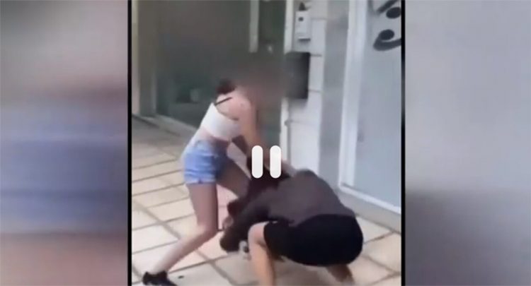 Ανήλικοι διαπομπεύουν τα θύματα ξυλοδαρμού στο Tik Tok (vid)