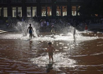 Ο καιρός…τρελάθηκε» στη Bρετανία: Η πιο θερμή ημέρα του χρόνου – Προειδοποιήσεις και για πλημμύρες