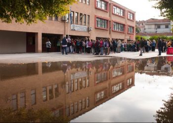Τρίκαλα: Αγιασμός στην πλημμυρισμένη αυλή του σχολείου-Η φωτό της ημέρας