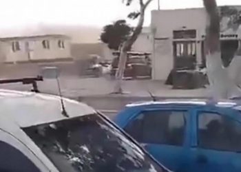 Σαντορίνη: «Μίνι» ανεμοστρόβιλος σήκωσε στον αέρα λυόμενο