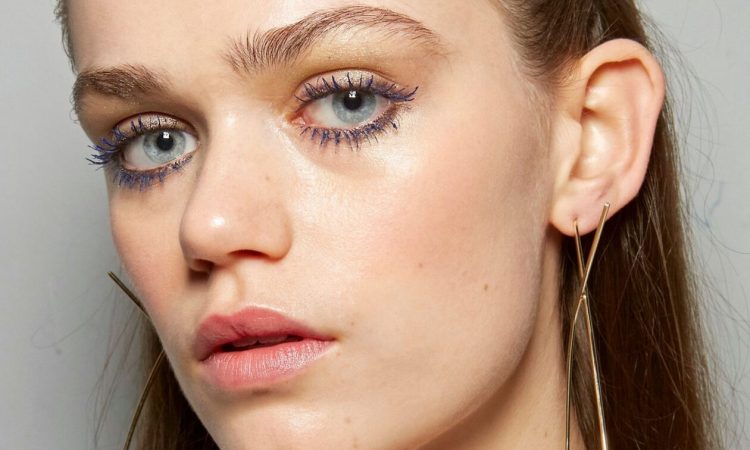 Πώς θα βάλεις τη mascara για ένα γατίσιο βλέμμα