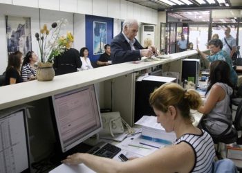 Δημόσιοι υπάλληλοι: Πόσο είναι το κέρδος μετά τις αυξήσεις σε μισθούς και επιδόματα παιδιών