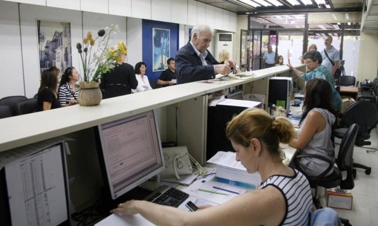 Δημόσιοι υπάλληλοι: Πόσο είναι το κέρδος μετά τις αυξήσεις σε μισθούς και επιδόματα παιδιών
