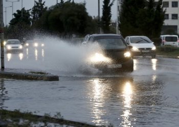Αυτοκίνητο: Τι πρέπει να προσέχουμε όταν οδηγούμε σε συνθήκες βροχής και έντονης ολισθηρότητας