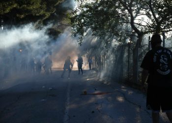 Τρικαλινός αστυνομικός τραυματίας στα επεισόδια της Λάρισας-Οργισμένη ανακοίνωση της Ένωσης Αστυνομικών Υπαλλήλων Τρικάλων
