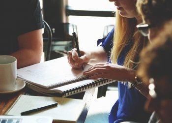 Κατώτατος Μισθός: Υπολογίστε την τριπλή αύξηση του 2024 και τις νέες καθαρές αποδοχές σας