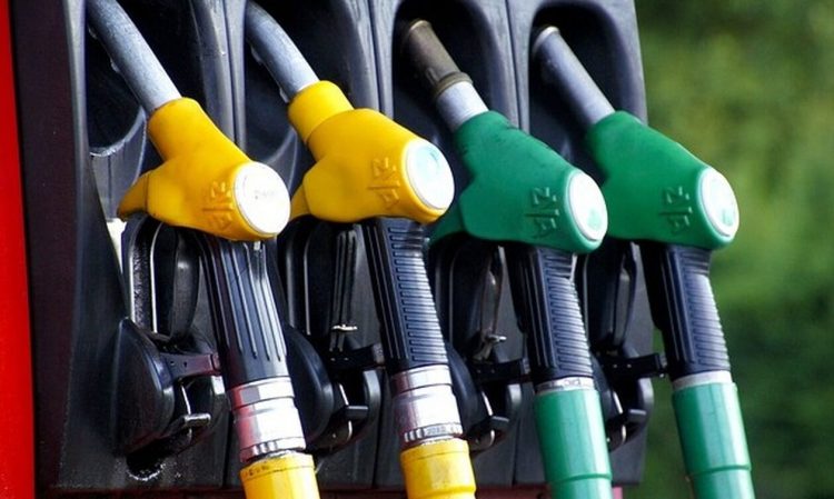 Ξεπέρασε τα 2 ευρώ η τιμή της βενζίνης: Σε απόγνωση οι οδηγοί – Δυσοίωνες οι προβλέψεις