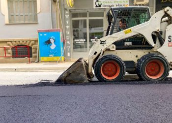 Έπεσε άσφαλτος και στην οδό Γαριβάλδη