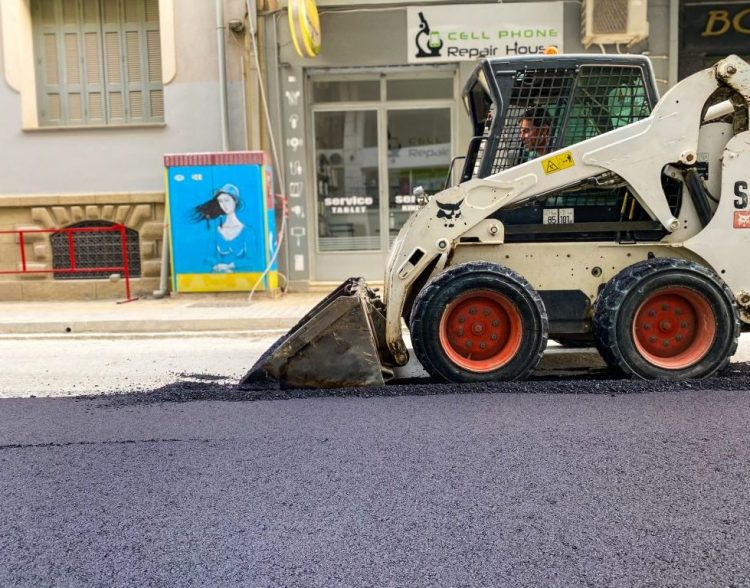Έπεσε άσφαλτος και στην οδό Γαριβάλδη