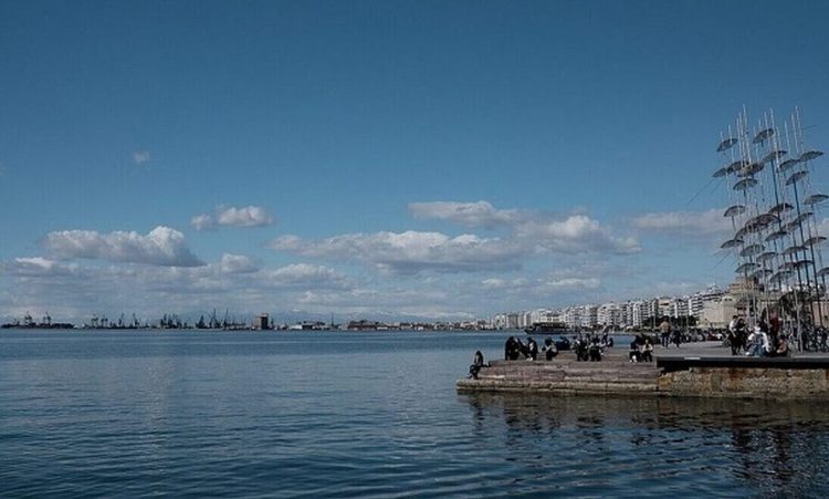 O καιρός σήμερα: Νεφώσεις και αραιές βροχές