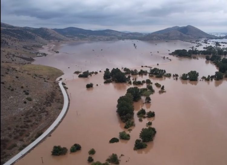 Πνίγηκε μέσα στο νερό και τη λάσπη το Κεραμίδι Τρικάλων – Βιβλική καταστροφή!!