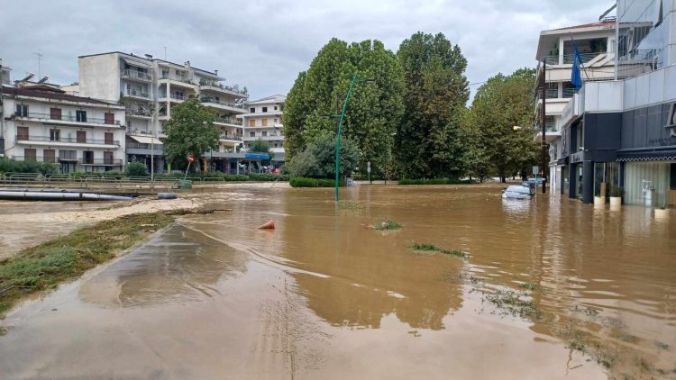 Εικόνες καταστροφής στο κέντρο των Τρικάλων (φωτό-video)