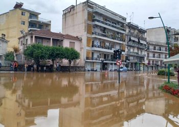 Εικόνες καταστροφής στο κέντρο των Τρικάλων (φωτό-video)