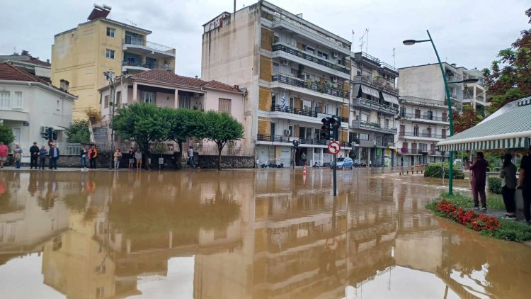 Εικόνες καταστροφής στο κέντρο των Τρικάλων (φωτό-video)