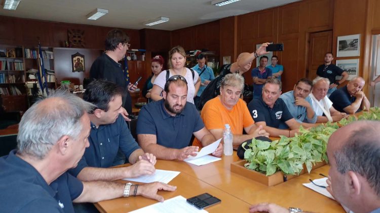 Αποφασισμένοι να διεκδικήσουν την πλήρη αποκατάσταση του χωριού τους οι πλημμυροπαθείς Μεγαλοκαλυβιώτες