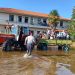 Συγκλονιστικές εικόνες από τα Μεγάλα Καλύβια-Δεκάδες απεγκλωβισμοί με βάρκες, τρακτέρ και κάθε μέσο