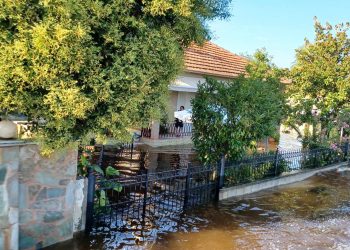Συγκλονιστικές εικόνες από τα Μεγάλα Καλύβια-Δεκάδες απεγκλωβισμοί με βάρκες, τρακτέρ και κάθε μέσο