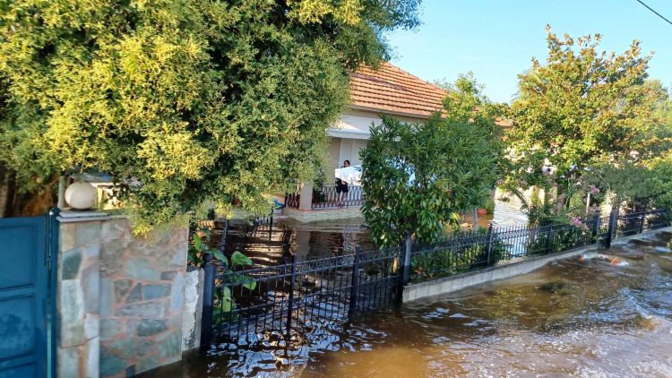 Συγκλονιστικές εικόνες από τα Μεγάλα Καλύβια-Δεκάδες απεγκλωβισμοί με βάρκες, τρακτέρ και κάθε μέσο