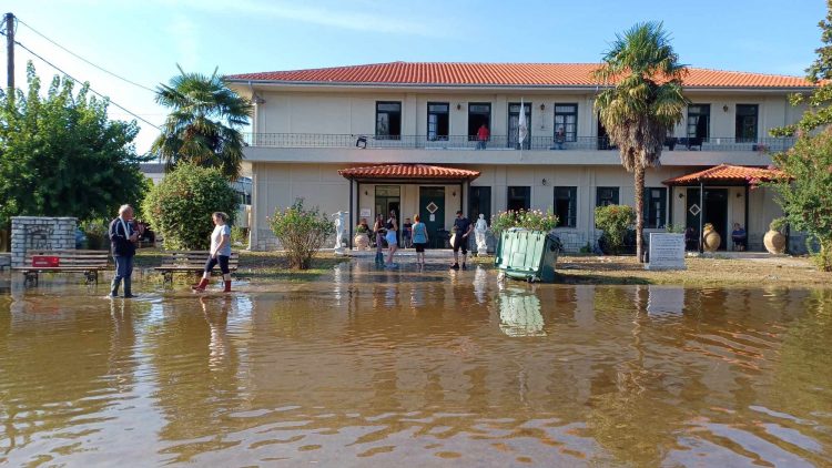 Συγκλονιστικές εικόνες από τα Μεγάλα Καλύβια-Δεκάδες απεγκλωβισμοί με βάρκες, τρακτέρ και κάθε μέσο
