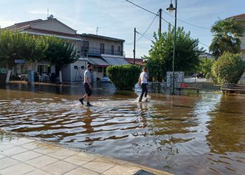 Συγκλονιστικές εικόνες από τα Μεγάλα Καλύβια-Δεκάδες απεγκλωβισμοί με βάρκες, τρακτέρ και κάθε μέσο