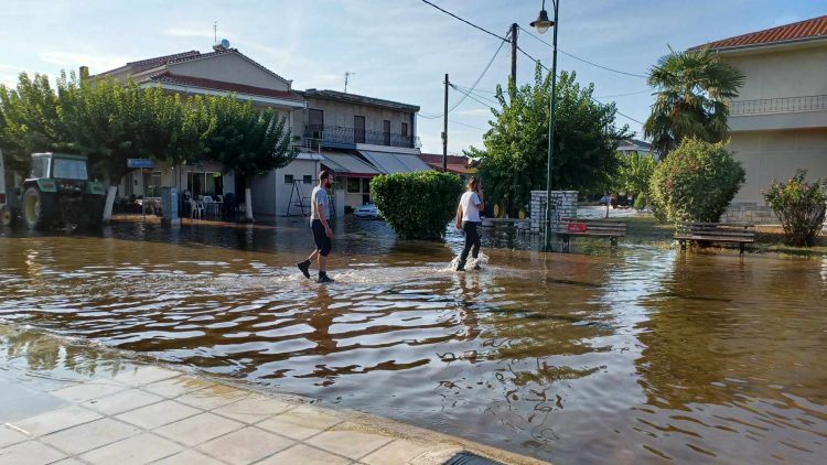Συγκλονιστικές εικόνες από τα Μεγάλα Καλύβια-Δεκάδες απεγκλωβισμοί με βάρκες, τρακτέρ και κάθε μέσο