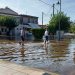 Συγκλονιστικές εικόνες από τα Μεγάλα Καλύβια-Δεκάδες απεγκλωβισμοί με βάρκες, τρακτέρ και κάθε μέσο