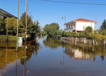 Συγκλονιστικές εικόνες από τα Μεγάλα Καλύβια-Δεκάδες απεγκλωβισμοί με βάρκες, τρακτέρ και κάθε μέσο