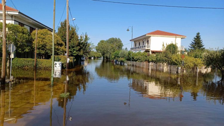 Συγκλονιστικές εικόνες από τα Μεγάλα Καλύβια-Δεκάδες απεγκλωβισμοί με βάρκες, τρακτέρ και κάθε μέσο