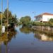 Συγκλονιστικές εικόνες από τα Μεγάλα Καλύβια-Δεκάδες απεγκλωβισμοί με βάρκες, τρακτέρ και κάθε μέσο