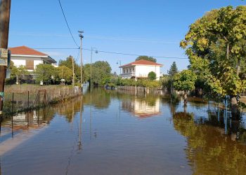 Συγκλονιστικές εικόνες από τα Μεγάλα Καλύβια-Δεκάδες απεγκλωβισμοί με βάρκες, τρακτέρ και κάθε μέσο