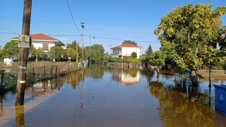 Συγκλονιστικές εικόνες από τα Μεγάλα Καλύβια-Δεκάδες απεγκλωβισμοί με βάρκες, τρακτέρ και κάθε μέσο