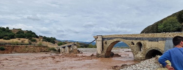 Νέο σοκ! Κατέπεσε τμήμα του ιστορικού πέτρινου γεφυριού της Σαρακίνας [Βίντεο]