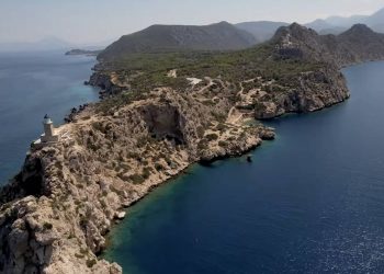 Ηραίο: Βουτιά στην ιστορία – Η μοναδική παραλία εντός αρχαιολογικού χώρου από ψηλά