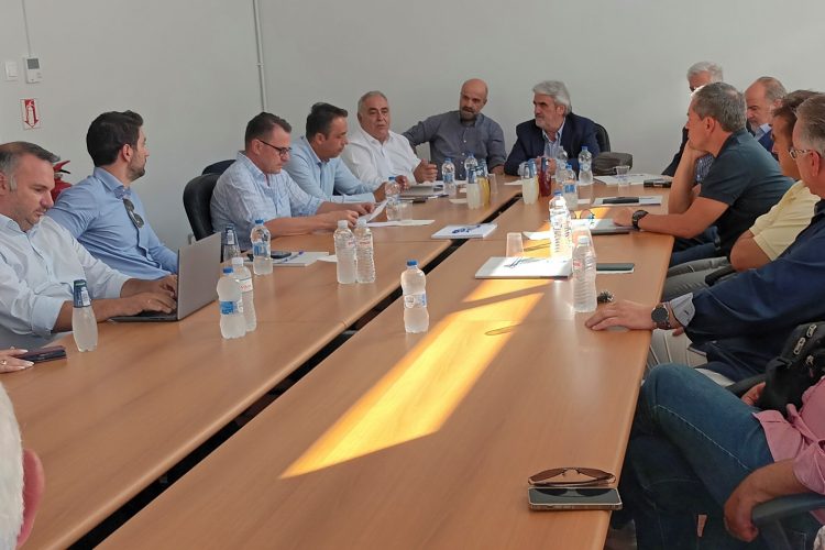 Επαγγελματικό Επιμελητήριο Αθηνών και ΓΣΕΒΕΕ σε σύσκεψη στο Επιμελητήριο Τρικάλων