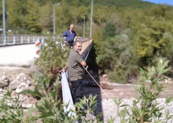 Τρίκαλα: Δέθηκαν στο γεφύρι του Ροπωτού για να μεταφέρουν φάρμακα και τρόφιμα σε ηλικιωμένους συγχωριανούς τους