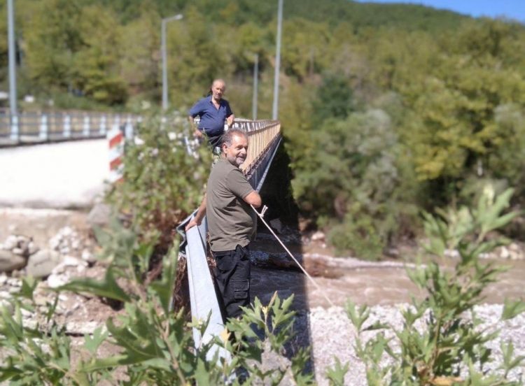 Τρίκαλα: Δέθηκαν στο γεφύρι του Ροπωτού για να μεταφέρουν φάρμακα και τρόφιμα σε ηλικιωμένους συγχωριανούς τους
