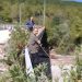 Τρίκαλα: Δέθηκαν στο γεφύρι του Ροπωτού για να μεταφέρουν φάρμακα και τρόφιμα σε ηλικιωμένους συγχωριανούς τους