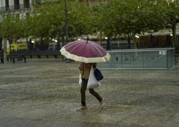 Καιρός: Στα ύψη ο υδράργυρος σε Γαλλία και Βρετανία, φονικές πλημμύρες στην Ισπανία