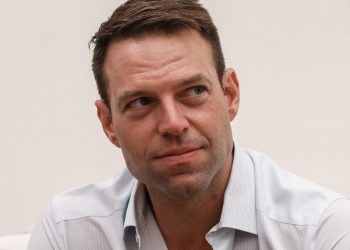 Στέφανος Κασσελάκης: Ο ξέφρενος χορός του στη συναυλία για τον Λουκιανό Κηλαηδόνη