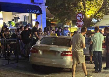 Τρίκαλα: Ταξιτζής ένιωσε αδιαθεσία κι έπεσε με το ταξί στον αυλόγυρο φροντιστηρίου στην πλατεία Δεσποτικούς