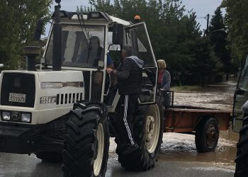Με τρακτέρ και κάθε μέσο η διάσωση πολιτών