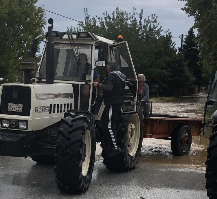 Με τρακτέρ και κάθε μέσο η διάσωση πολιτών