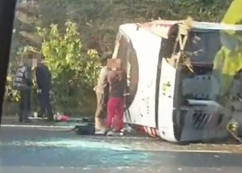 Βρετανία: Ατύχημα με σχολικό λεωφορείο – Μία τραυματίας, σε 50 παρασχέθηκαν πρώτες βοήθειες