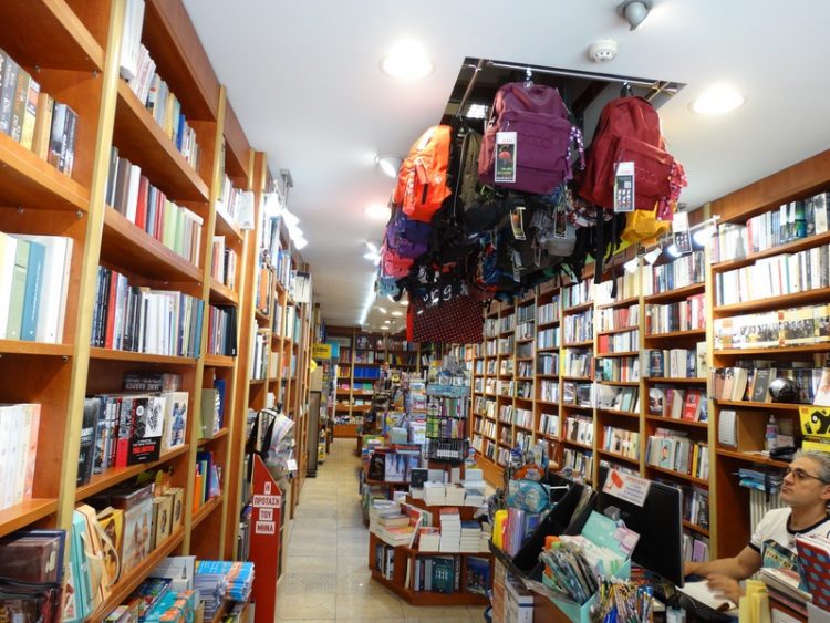Δεκαετίες τώρα η σχολική χρονιά στα Τρίκαλα ξεκινά από το βιβλιοπωλείο Τσιοπελάκος
